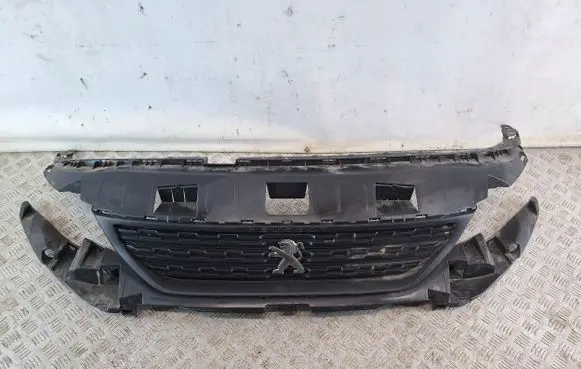 Peugeot Partner III Front bumper upper radiator grill 9818281980 ZOS99899790