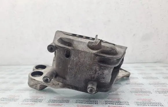 Engine mount bracket