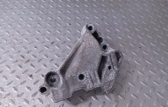 Volkswagen Tiguan Engine mounting bracket 05L199207