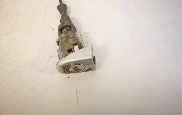 Volkswagen Jetta V Front door lock (next to the handle) 1K5837167