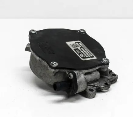 Volkswagen Jetta VI Vacuum pump 03L145100B