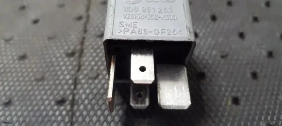 Volkswagen PASSAT B5 Other relay 8D0951253 V23134-J52-X300