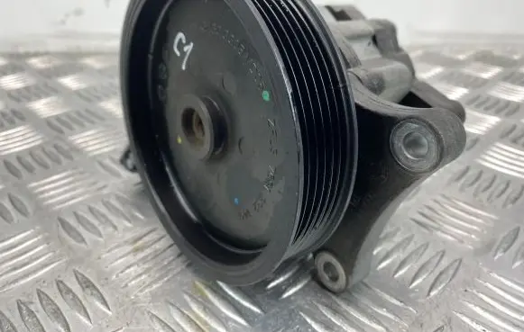 Mercedes-Benz C W204 Power steering pump A0064667501 7693955169 41201104