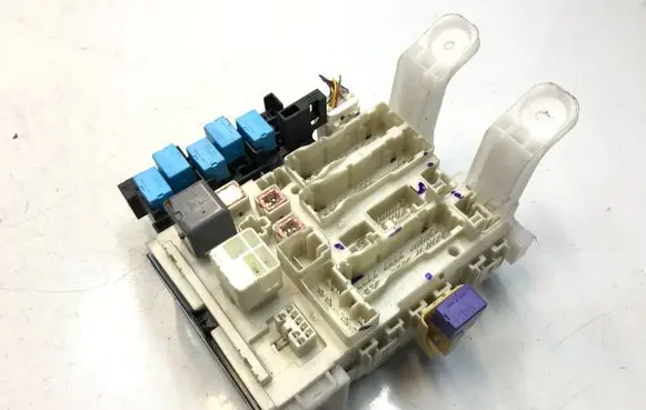 Toyota RAV 4 (XA30) Fuse module 8273042020 K2157