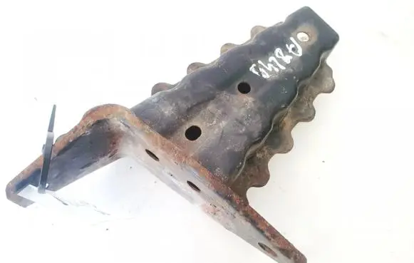 Engine mounting bracket