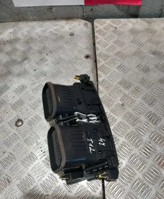 Toyota RAV 4 (XA30) Dash center air vent grill 5567042070 T12047