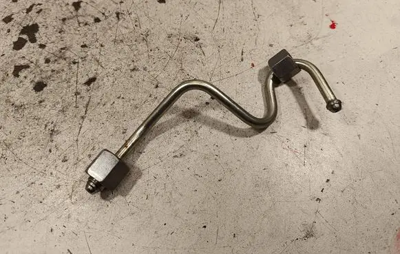 Nissan X-Trail T32 Fuel injector supply line/pipe 