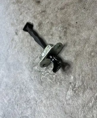 Nissan Qashqai Rear glass lock/latch C792 82430EY10B