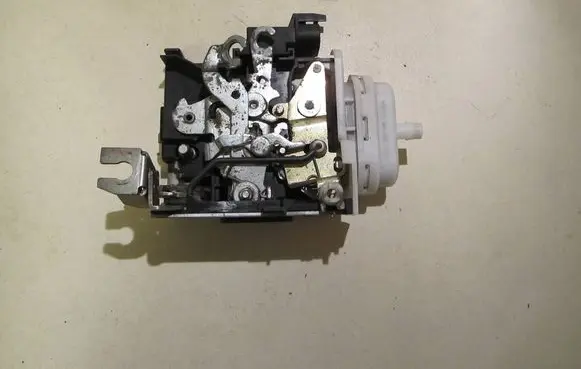 Audi A4 S4 B5 8D Front door lock 8D1837016F