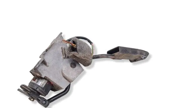 Audi A6 S6 C4 4A Accelerator throttle pedal 028907475B