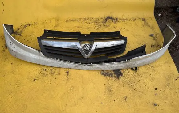 Opel Vivaro Front bumper upper radiator grill