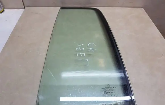 Jeep Cherokee Rear vent window glass 