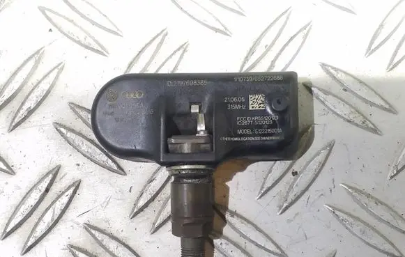 Volkswagen PASSAT B6 Tire pressure sensor 1K0907255A S122215001A L166VW2