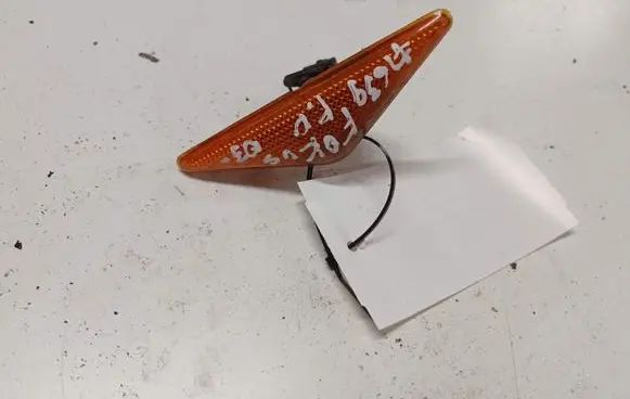 Ford Focus Front fender indicator light