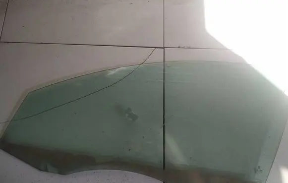 Volkswagen PASSAT B6 Front door window glass four-door AS2