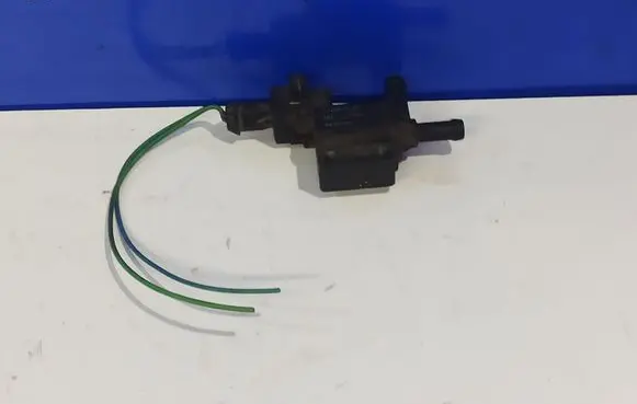 Engine mount vacuum valve