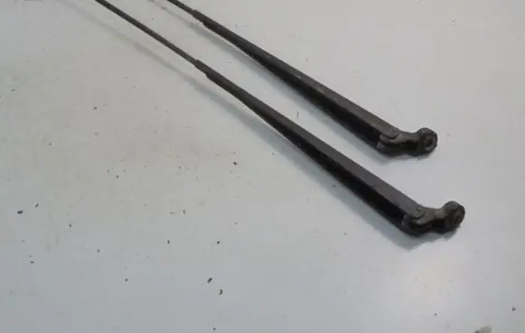 Renault Scenic I Front wiper blade arm 7700843525