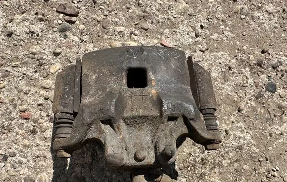 Nissan Juke I F15 Front brake caliper