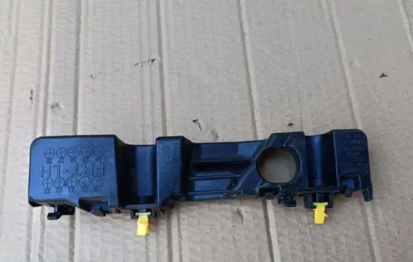 Hyundai Kona I Front bumper mounting bracket