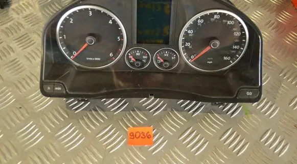 Volkswagen Tiguan Speedometer (instrument cluster) 5N0920970D