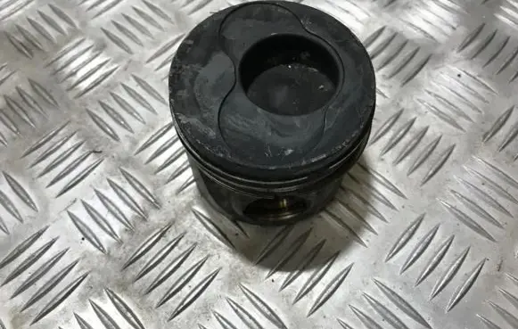 Volkswagen PASSAT B5 Piston 