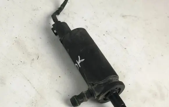 BMW 5 E39 Windscreen/windshield washer pump 8377613 67128377613 1209387