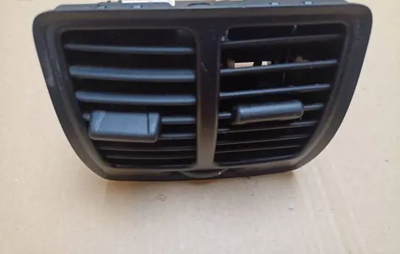 Rear air vent grill