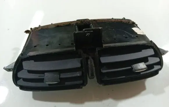 Nissan Almera Tino Dash center air vent grill 