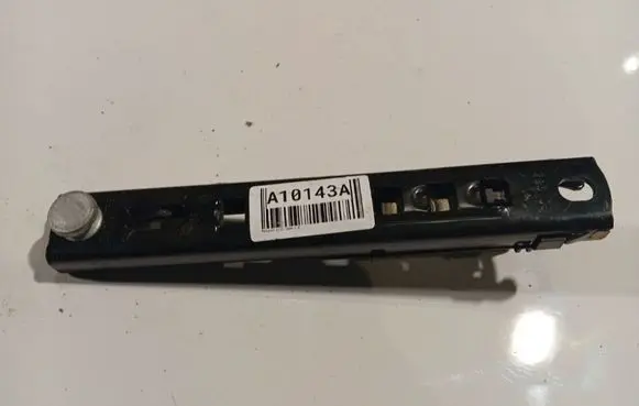 Renault Clio III Seat belt adjustment rail 33032703