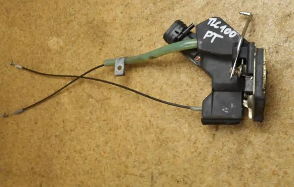 Toyota Land Cruiser (J100) Rear door lock 