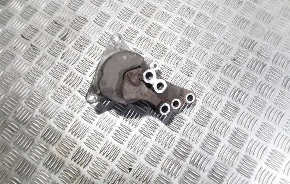Honda FR-V Engine mount bracket