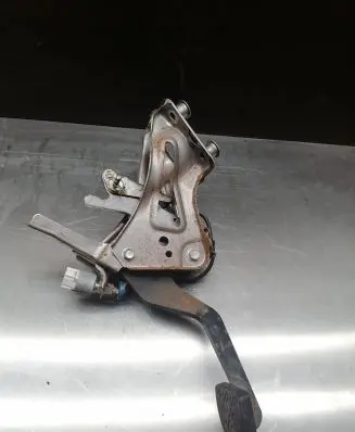Lexus IS 220D-250-350 Brake pedal
