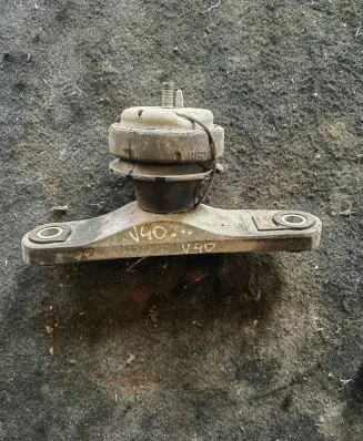 Volvo V40 Engine mount bracket