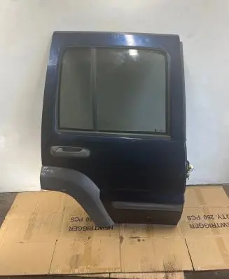 Jeep Cherokee III KJ Rear door