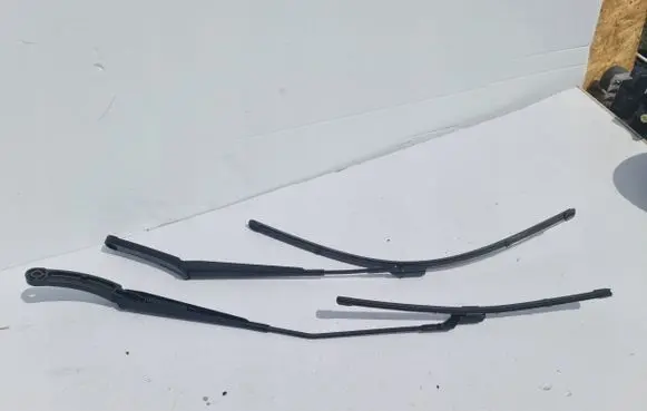 Volkswagen Polo VI Front wiper blade arm
