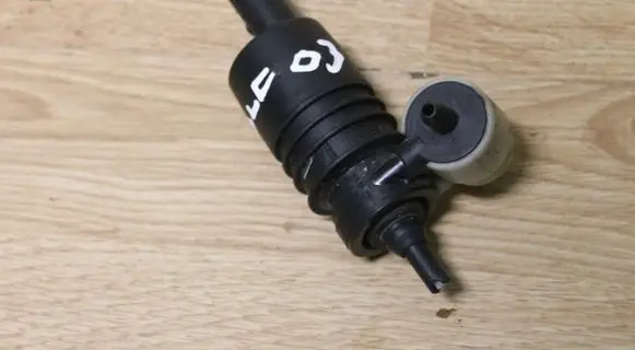 Volkswagen Golf IV Windscreen/windshield washer pump