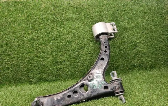 Chevrolet Cruze II Front lower control arm/wishbone 39089343
