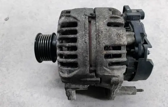 Volkswagen Polo IV 9N3 Generator/alternator 037903025M
