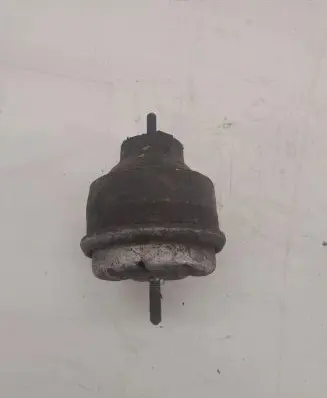 Volkswagen PASSAT B5 Engine mount bracket
