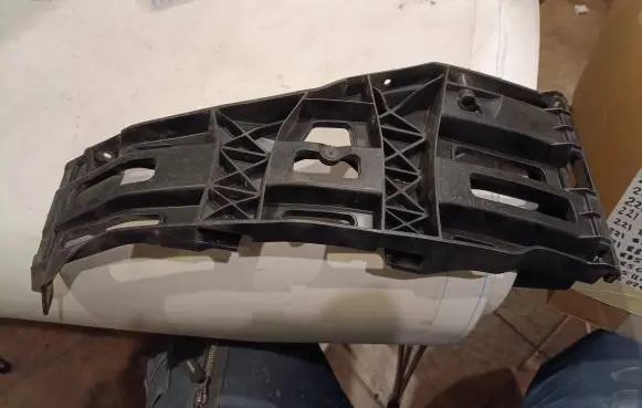 Mercedes-Benz S W221 Front bumper mounting bracket A2218850163