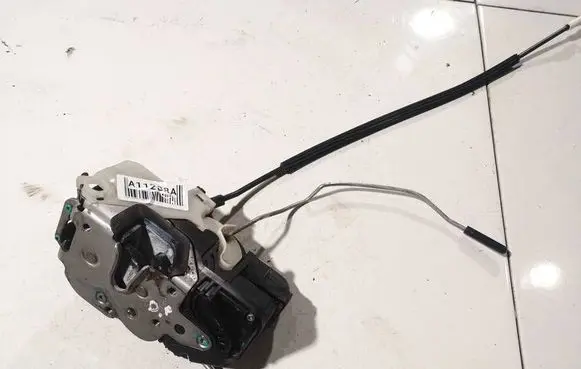 Opel Insignia A Front door lock 13503150