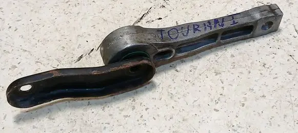 Engine mounting bracket