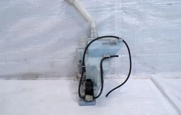 Windshield washer fluid reservoir/tank