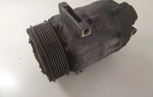 Opel Vivaro Air conditioning (A/C) compressor (pump) 8200454172B