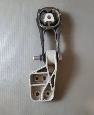 Toyota C-HR I Engine mount bracket