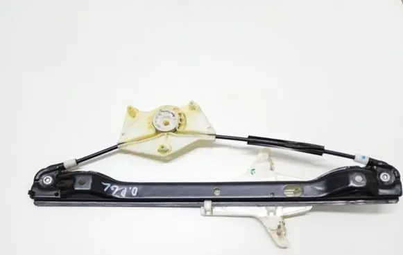 Rear window lifting mechanism without motor