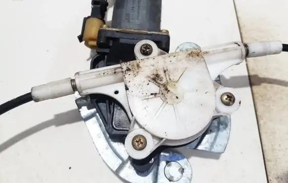 Renault Megane I Front door window regulator motor 0130821721