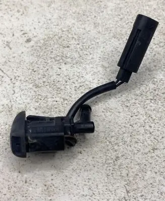 BMW 3 E46 Windshield washer spray nozzle 7056731 6166