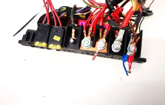 Volkswagen PASSAT B5 Fuse box set 8l0941822a