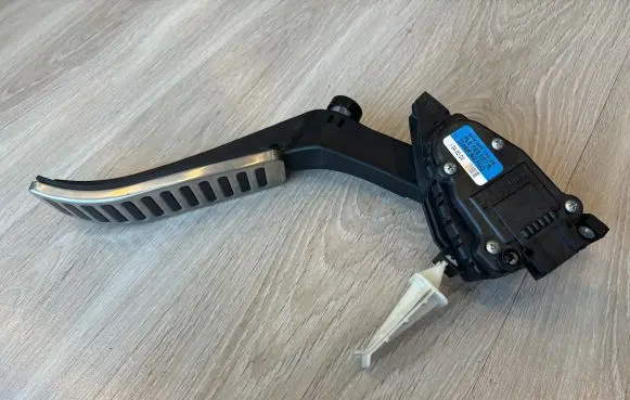 Volkswagen Touareg I Accelerator throttle pedal 7L6723507A 6PV00777026